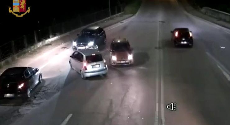 Calciatore inseguito e denudato dai tifosi dopo la sconfitta: arrestati tre ultrà [VIDEO]