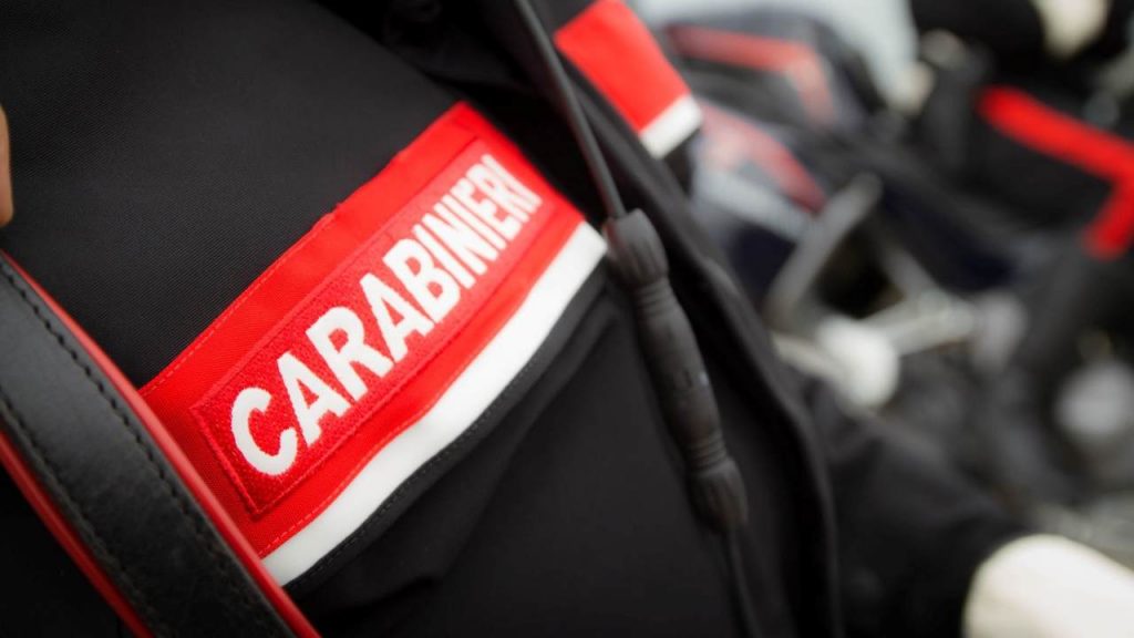 Molesta una 13enne, poi ruba l’auto per sfuggire alla rabbia dei genitori