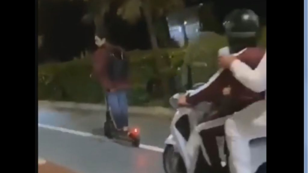 Aggredito dal branco mentre va sul suo monopattino – VIDEO