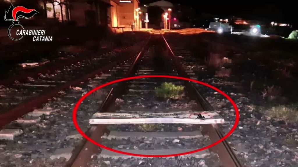 Ragazzi posizionano oggetti pericolosi sui binari del treno per farlo deragliare