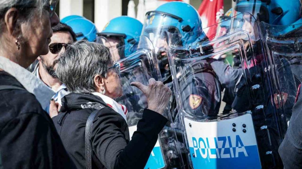1 maggio, l’intervento della polizia al corteo: doppia carica e manganellate