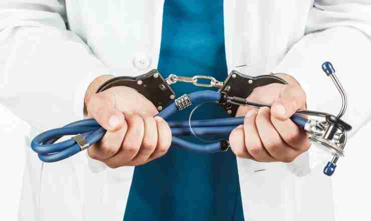Finto chirurgo opera per 15 anni senza laurea e lascia paziente invalido, condannato falso medico