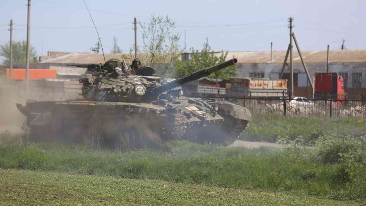 Carro armato russo nella campagna ucraina