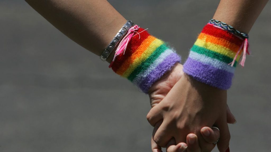 Ragazzo di 16 anni assalito poiché è gay: lo zio gli ha rotto le costole