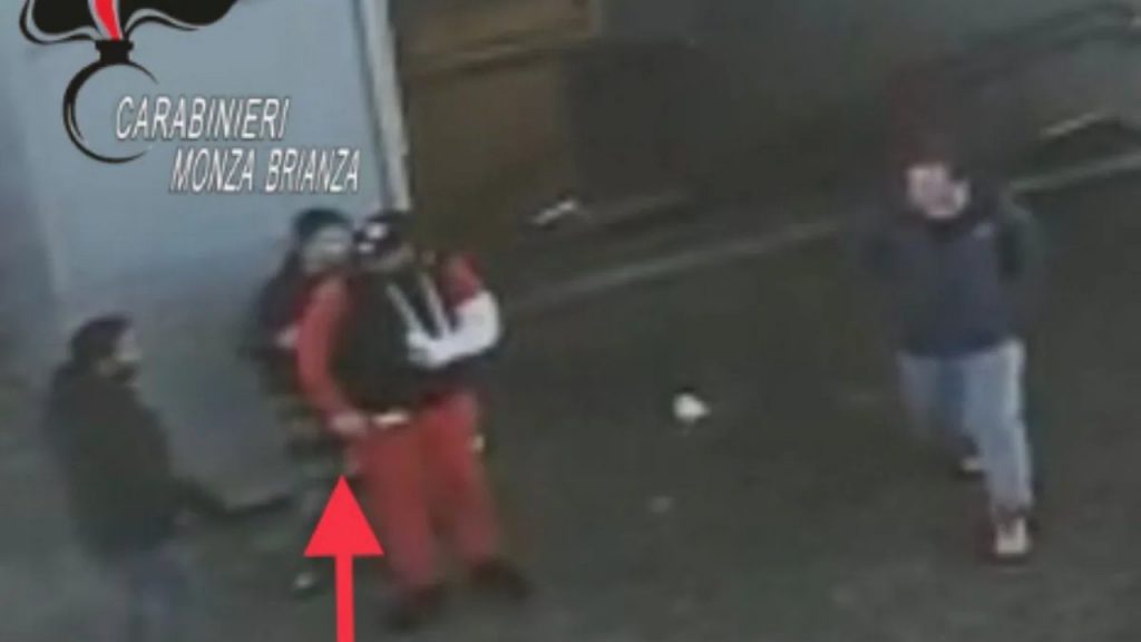 Rapinano minimarket minacciando di tagliare il dito al cassiere: arrestati 2 minori
