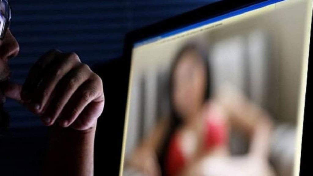 La minacciava di diffondere un suo video a sfondo sessuale. Arrestata