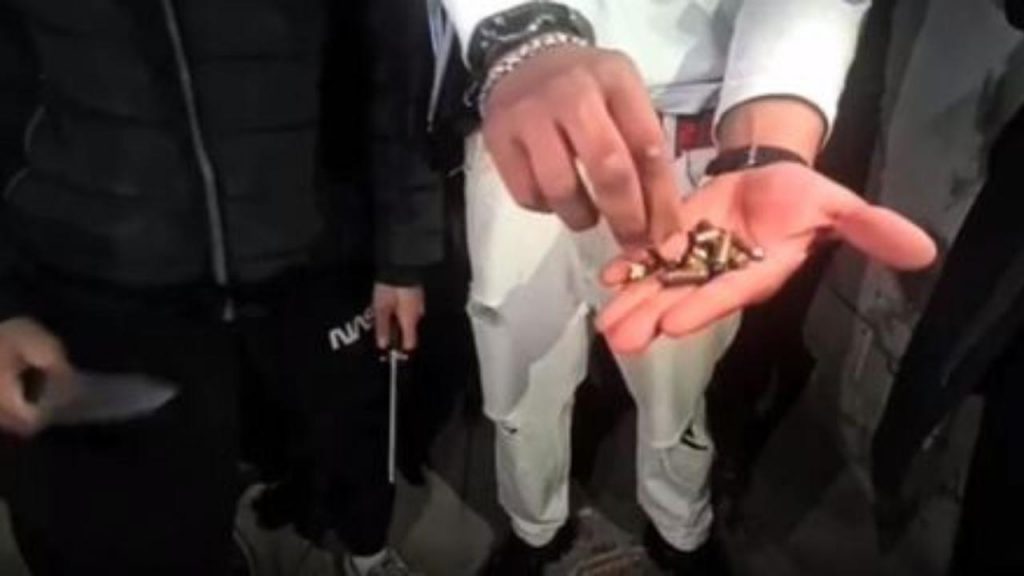 Posano con armi e denaro in video rap: denunciati 4 giovani