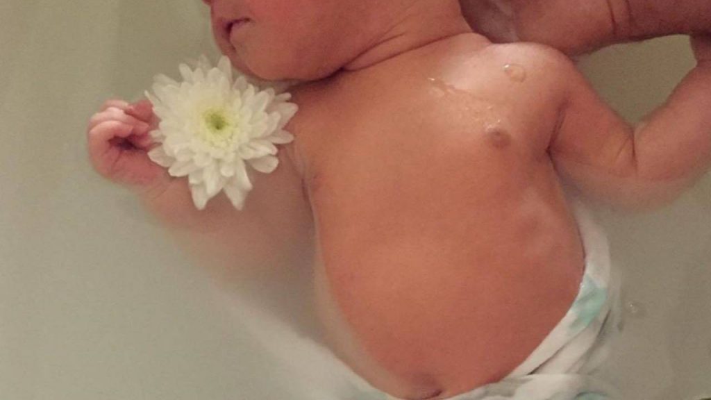 La vasca si riempie, muore annegato il bimbo di 8 mesi: il fratellino ha tappato lo scarico