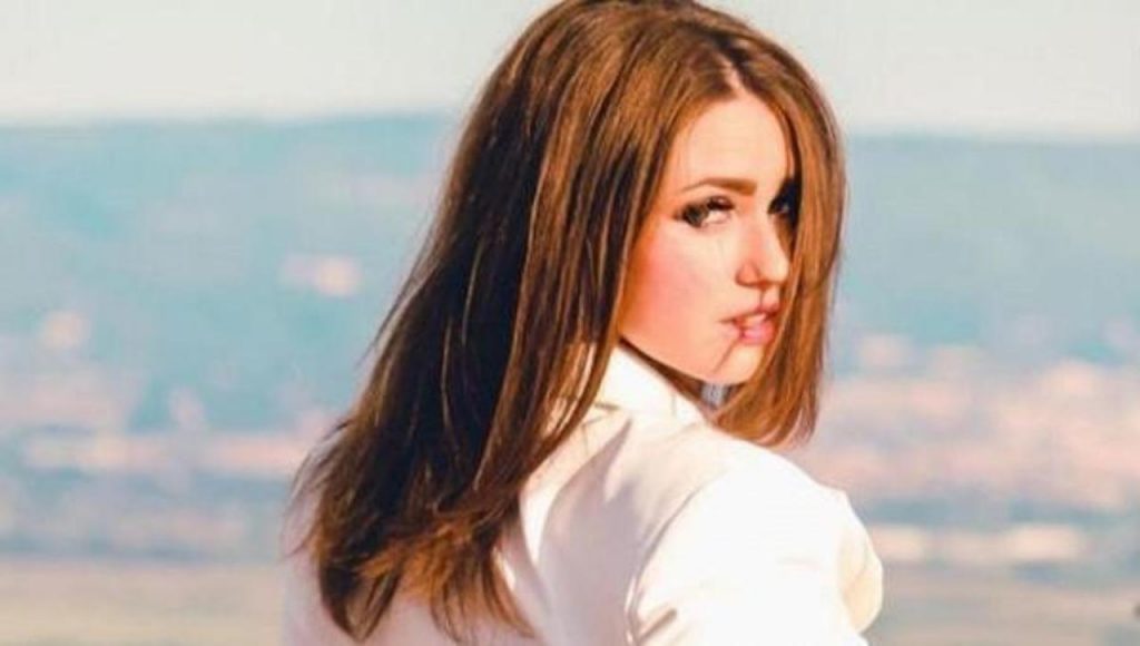 Carol Maltesi, folla e commozione ai funerali. I familiari: «Killer non si è mai scusato»