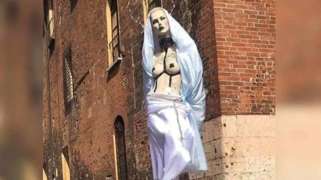 Cremona Pride, boom di polemiche per la Vergine Maria a seno scoperto: “Blasfemia, ignoranza e arroganza” [VIDEO]