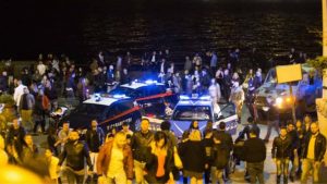 Lite tra giovani sul lungomare, 21enne finisce accoltellato alla gamba - meteoweek 20220621