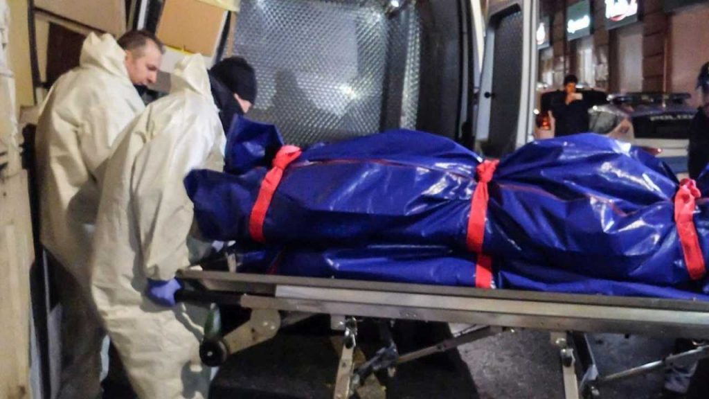 La mamma anziana muore, la figlia la veglia per giorni tra i rifiuti