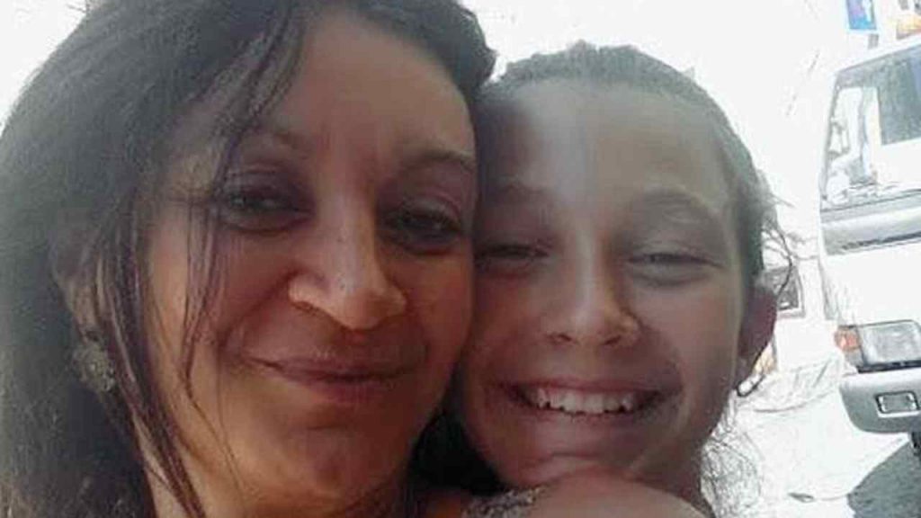 La lotta di mamma Sabrina che ha perso la figlia 13enne a causa di un tumore:«Datemi il suo ultimo tema»