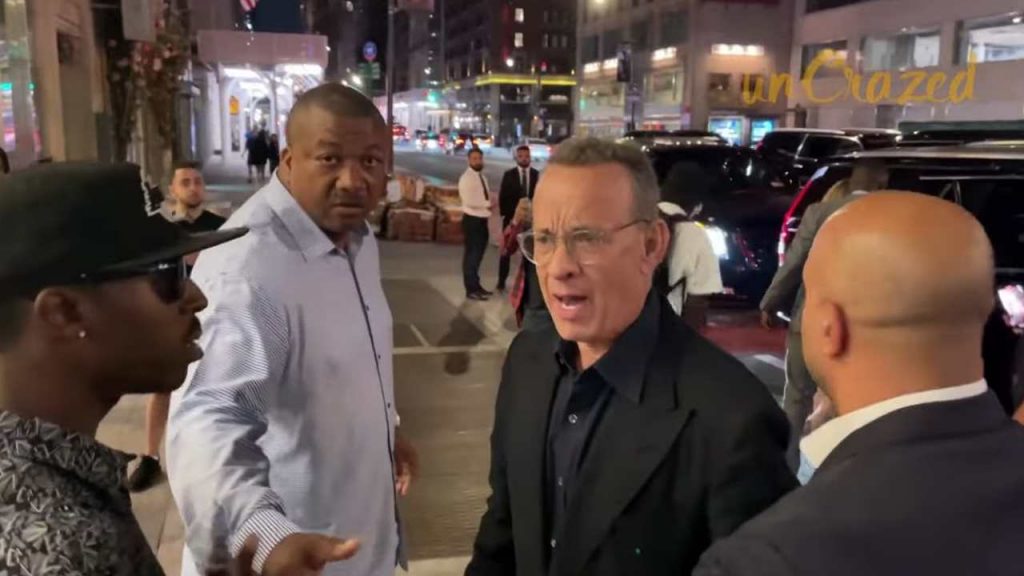 Tom Hanks perde le staffe e si infuria con i fan che fanno inciampare la moglie [VIDEO]