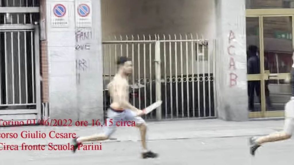 La lite stradale e l’inseguimento con il machete: “Scene di ordinaria follia” [VIDEO]