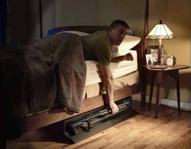 A letto col fucile: doppietta e munizioni in camera, arrestato 37enne