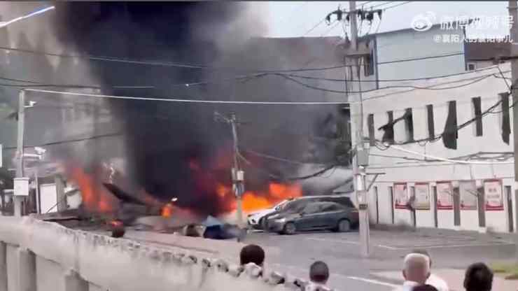 Aereo militare precipita su area residenziale: case in fiamme, almeno un morto e vari feriti