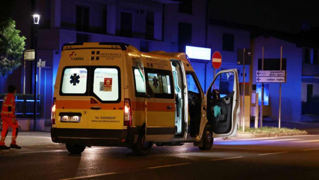 Bimbo di 2 anni muore investito dall’auto del papà: il fratellino avrebbe attivato il cambio