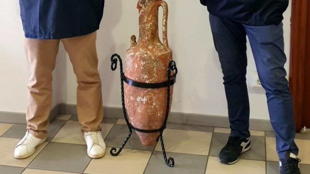 Tenevano un’anfora antica in salotto come oggetto personale: denunciati