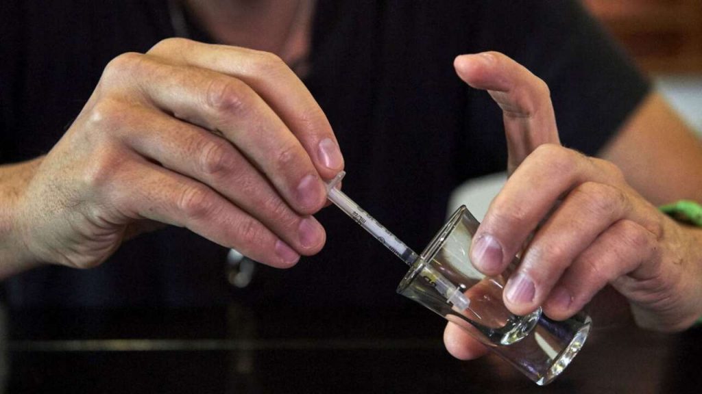 Minacciava di avvelenare cibo e acqua con cianuro nei supermercati in cambio di criptovalute