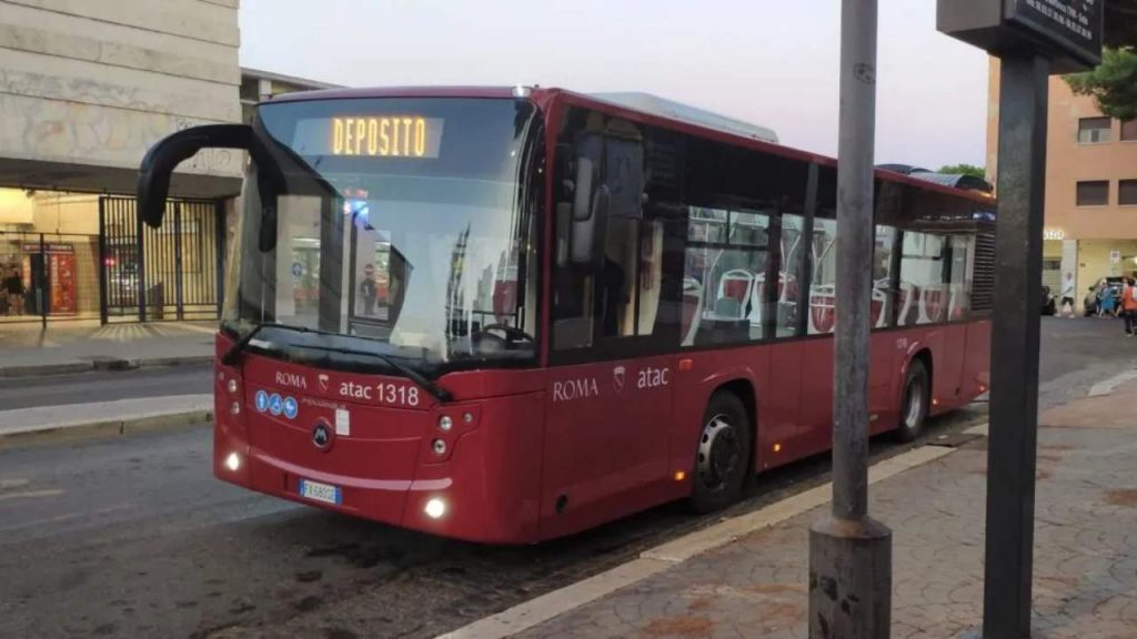 Bus travolge due turisti nella notte: rischiano la vita