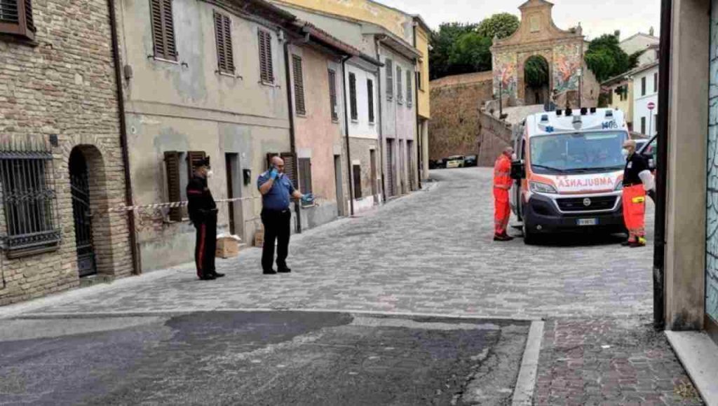 Donna rinvenuta morta in casa in un lago di sangue:«Uccisa da giorni»