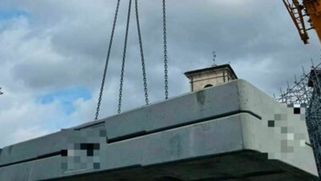 Operaio di 21 anni ferito grave in un cantiere: lastra di cemento lo colpisce