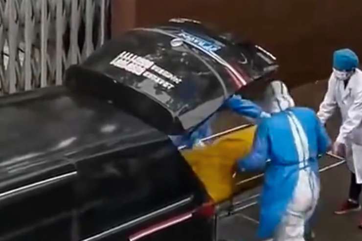 Lo danno morto per Covid. Ma si risveglia all’obitorio: stavano per cremarlo [VIDEO]