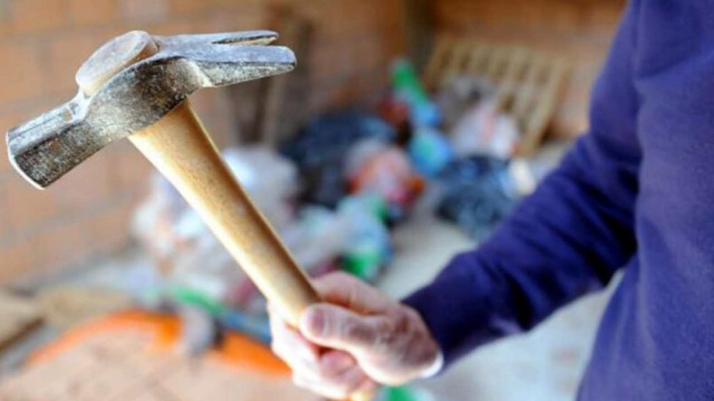 Ferisce la moglie con una martellata: crede sia morta, fugge e si uccide