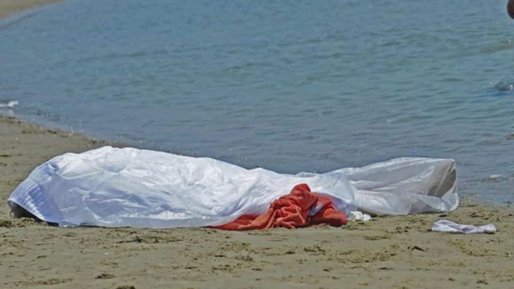 Si tuffa per salvare il figlio, ma il mare se la porta via: muore una mamma di 51 anni