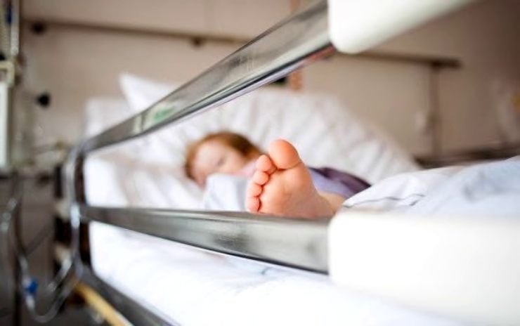 Neonato ustionato e agonizzante a pochi giorni dalla nascita, scarcerato il padre