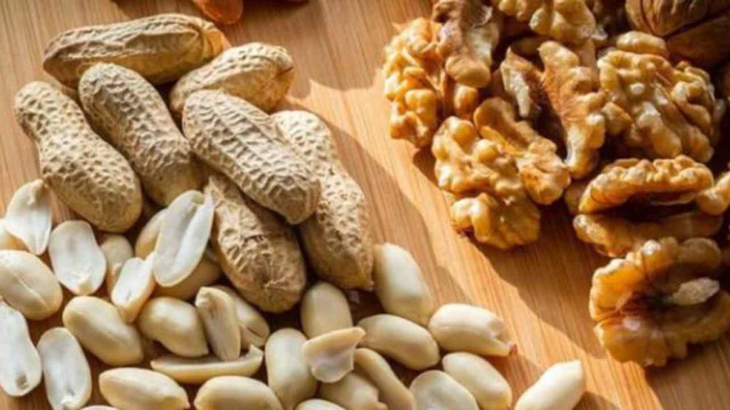 Passeggero mangia noccioline in volo a 10 file di distanza: choc anafilattico per 14enne