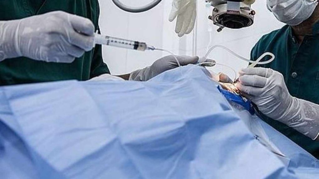Medico rimuove l’occhio errato durante intervento e il paziente resta totalmente cieco