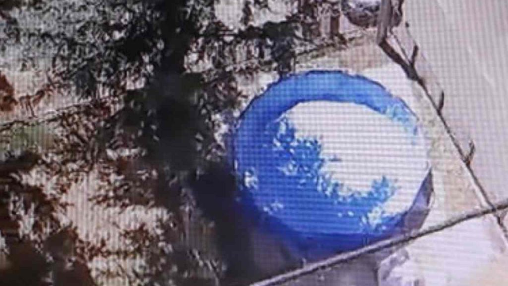 Occupa un appartamento del Comune, recinta aiuola pubblica e ci fa una piscina: denunciata
