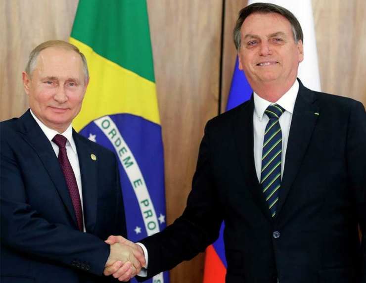 Ucraina, Putin promette a Bolsonaro: “Rafforzare cooperazione col Brasile. Mosca fornirà fertilizzanti agli agricoltori brasiliani”