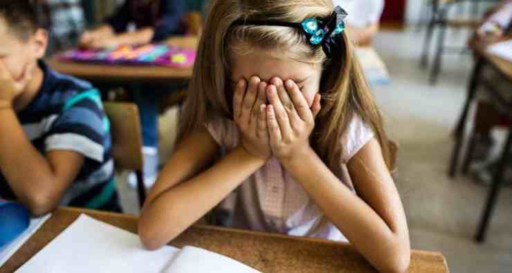 “Esci, asina!” | Sbattuta fuori dall’aula a sei anni, insorgono i genitori: “Giustizia per nostra figlia”
