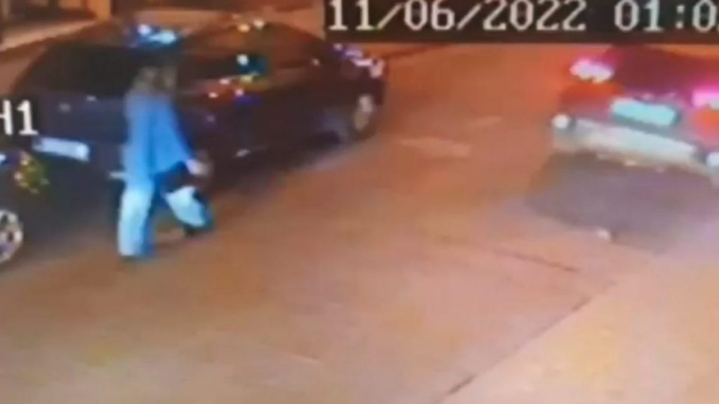 Scippata e trainata da auto in corsa: scatta la caccia al rapinatore [VIDEO]