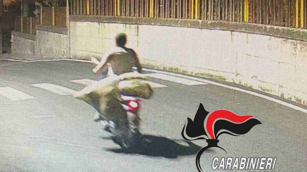 Uccide l’amico, poi trasporta il cadavere con lo scooter [VIDEO]
