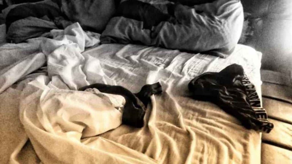 Torna a casa prima e scopre la compagna a letto con l’amante: trascinata in strada per i capelli e derubata