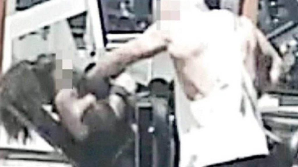 Pugni e lancio di pesi, sconvolgente aggressione di un uomo contro una ragazza in palestra [VIDEO]