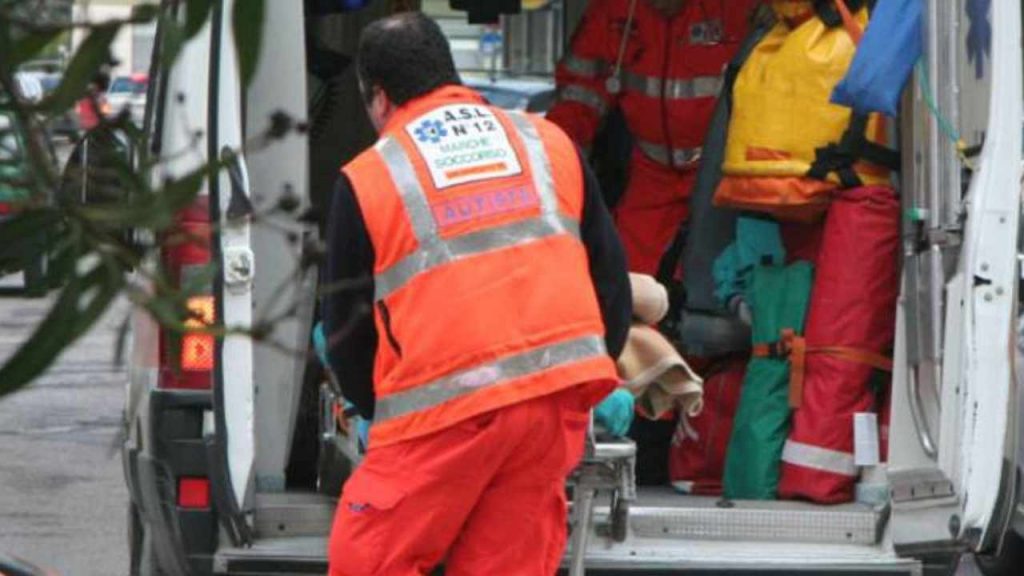 Dramma al parco divertimenti: bimbo di 6 anni si sente male in piscina, poi muore