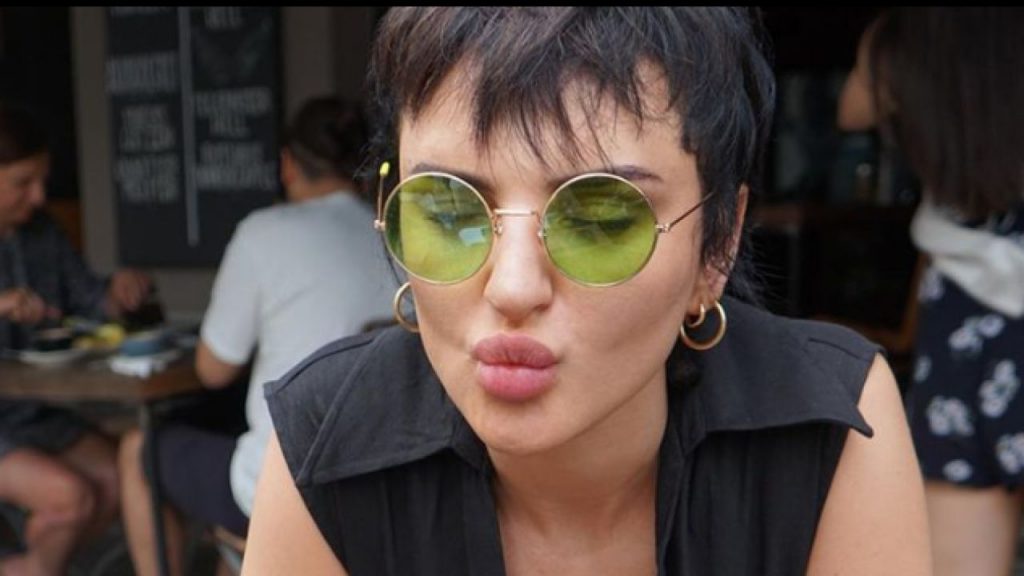 “Celebro questa femminilità”, Arisa in intimo in pizzo nero: lo scatto è pazzesco [FOTO]