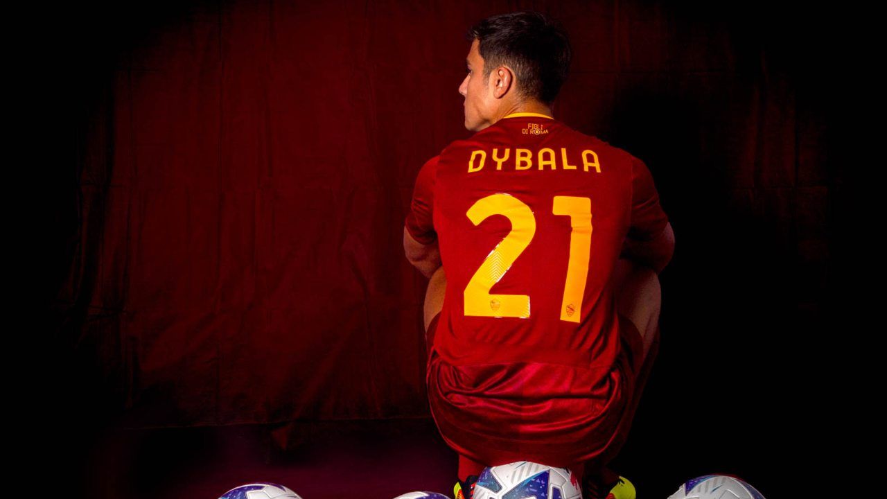 Dybala in posa con la maglia della Roma - credits: Ansa Foto. Meteoweek