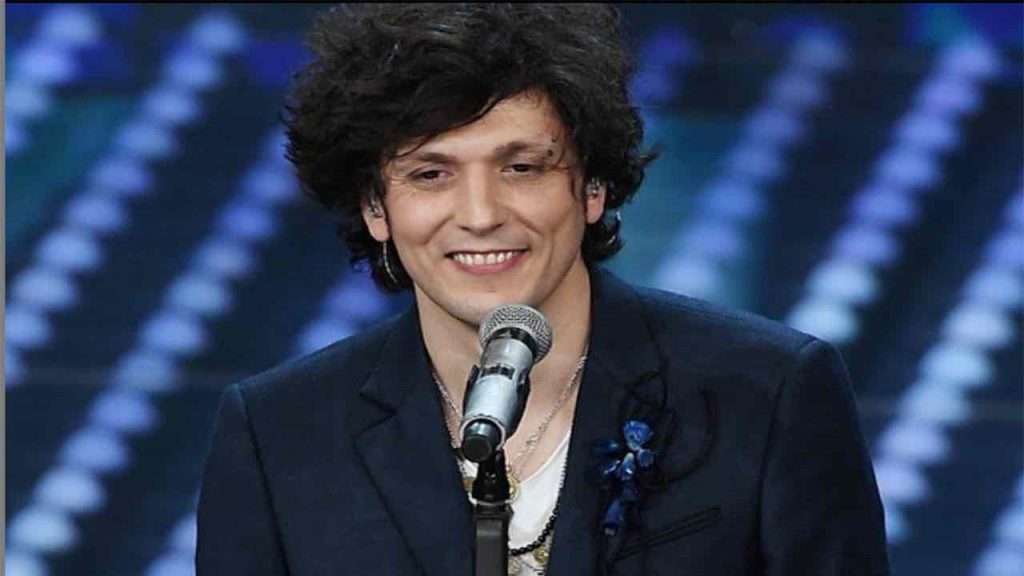 “Mi si gonfiano parti del viso”, dopo la paura ecco come sta il cantante Ermal Meta