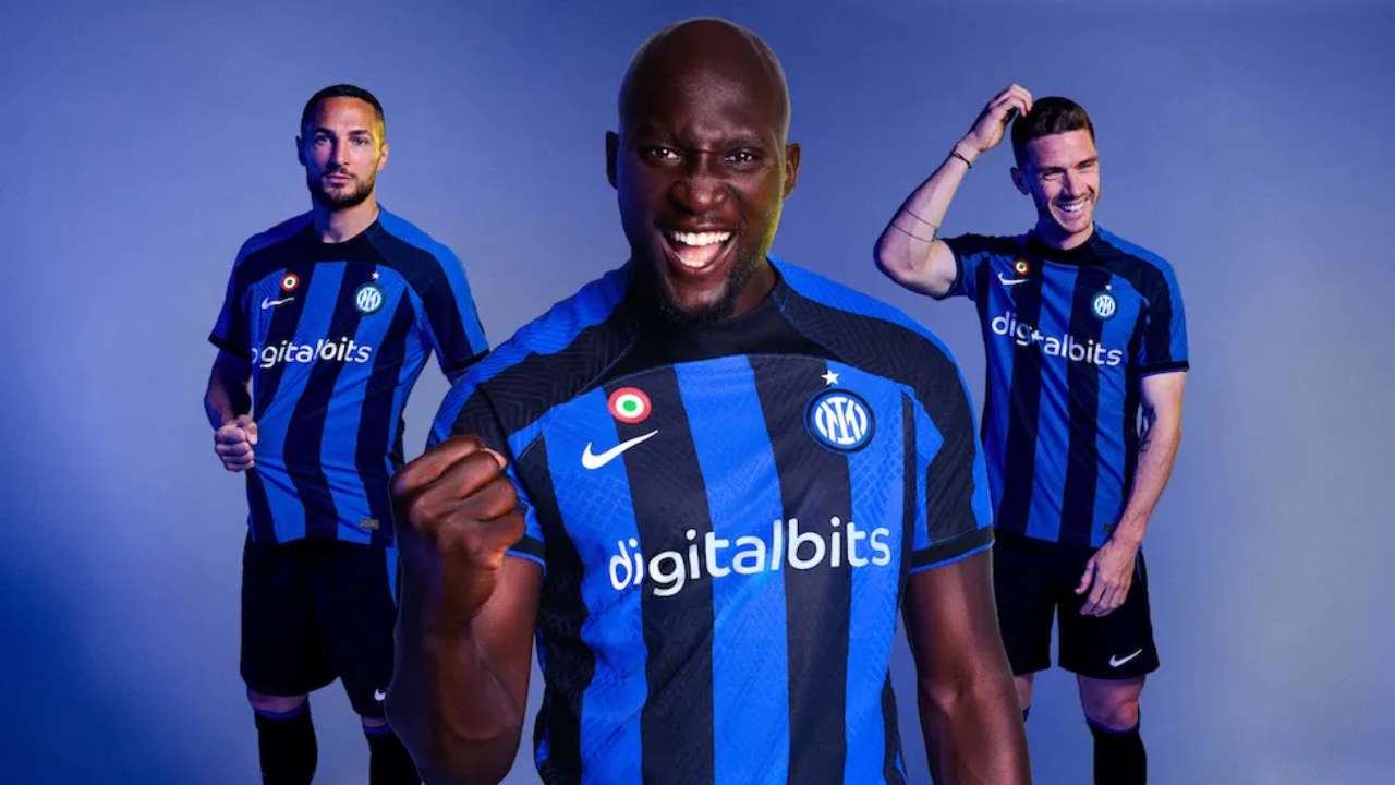 Giocatori dell'Inter in posa con la nuova maglia - credits: Foto dal Web. Meteoweek