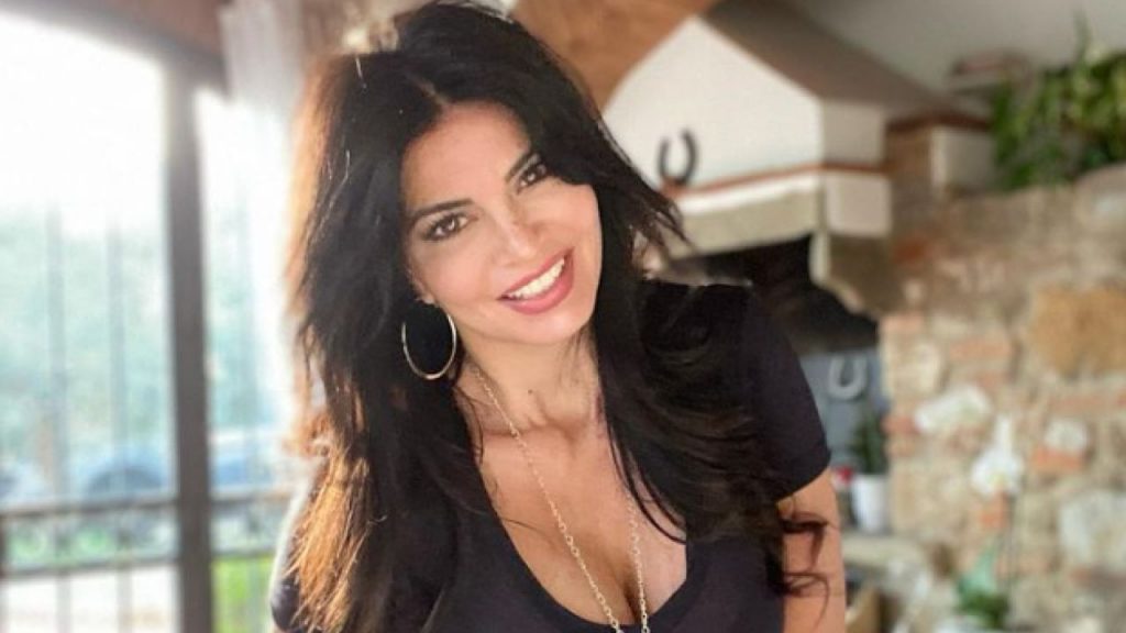 Laura Torrisi, gli scatti in spiaggia sono bollenti: l’attrice in forma mozzafiato strega i social