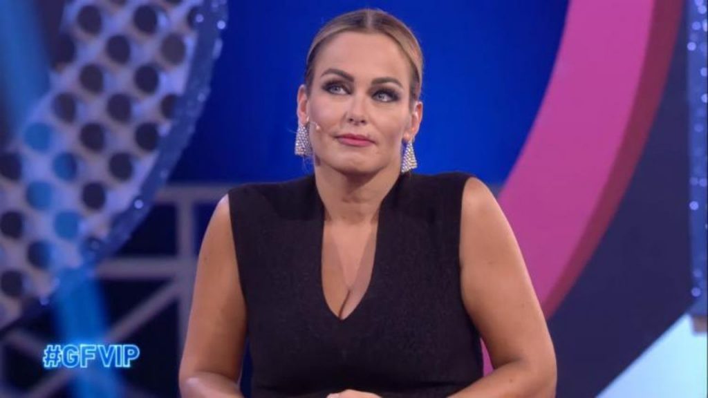 GF Vip 7, l’incredibile rivelazione di Sonia Bruganelli: “Una concorrente incinta e che partorisce in casa”