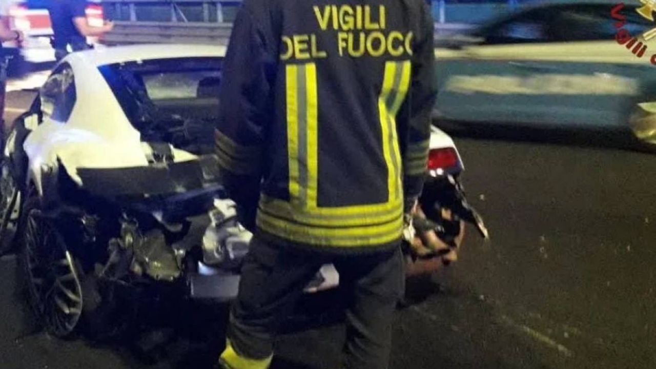 Tragedia sul Raccordo Anulare, fatale lo schianto contro il guardrail 22enne muore a bordo della supercar