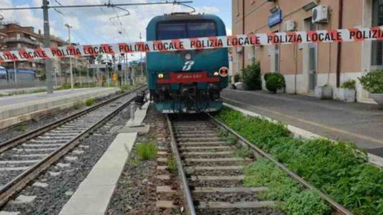 Uomo muore trascinato da un treno in stazione