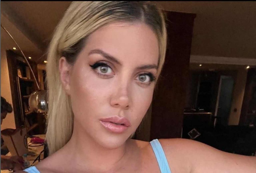 Wanda Nara regina della spiaggia, lo scatto in bikini è da urlo: lato b in vista